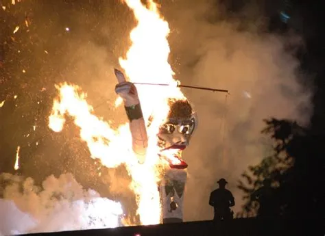 Le Festival Zozobra: Une Nuit mexicaine flamboyante - Musique vibrante et célébration culturelle sous les étoiles!